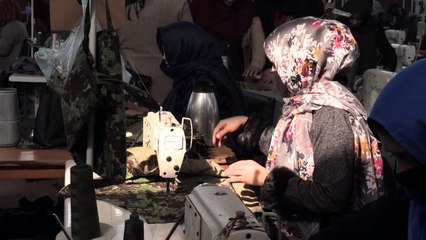 مصنع خياطة أفغاني يوفر شريان حياة لأرامل الحرب