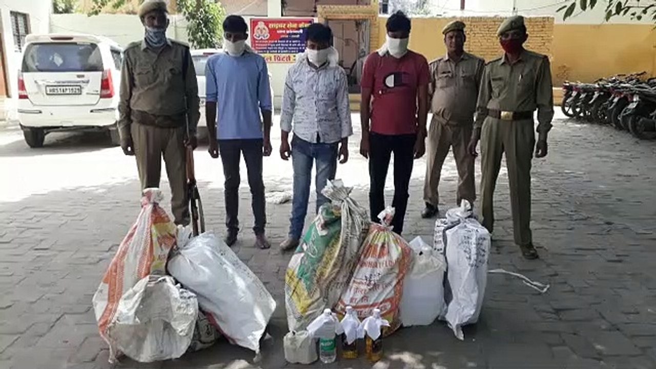 लाखों की अवैध शराब सहित तीन तस्कर गिरफ्तार, कार भी बरामद