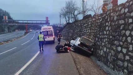 İstinat duvarına çarpan otomobildeki 4 kişi yaralandı
