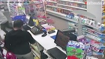 El impactante momento en el que un tendero defiende a su hijo de un robo