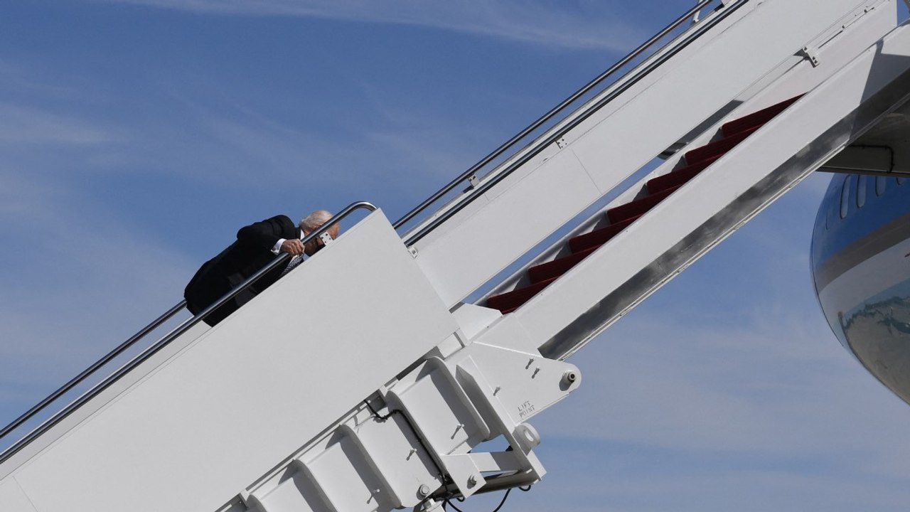 Los tropezones del presidente Joe Biden entrando al Air Force One