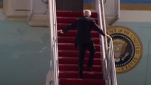 Joe Biden se tropieza tres veces al subir las escaleras del Air Force One