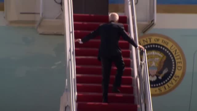 Joe Biden se tropieza tres veces al subir las escaleras del Air Force One