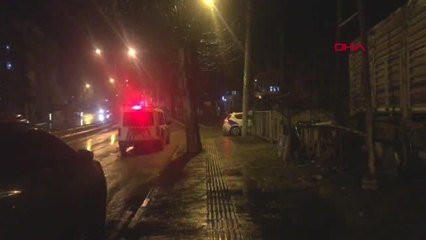 SAKARYA Evinin önüne park ettiği aracında bileklerini kesti