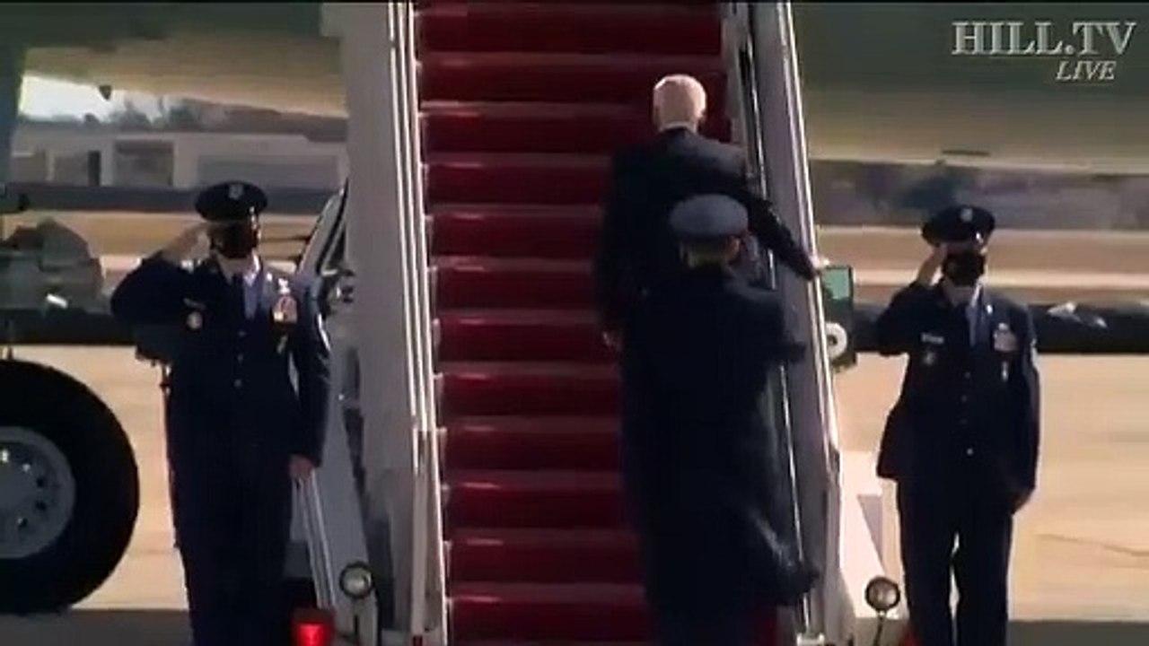 ABD Başkanı Biden uçağa binerken 3 kez düştü