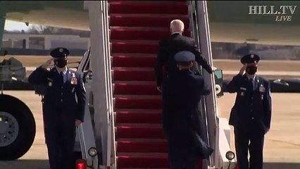 Biden tropeça ao subir escada para embarcar no Air Force One