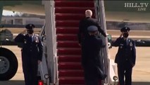 Biden tropeça ao subir escada para embarcar no Air Force One