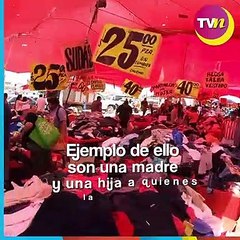 Niña asiste a clases online en plena calle para ayudar a su madre a vender