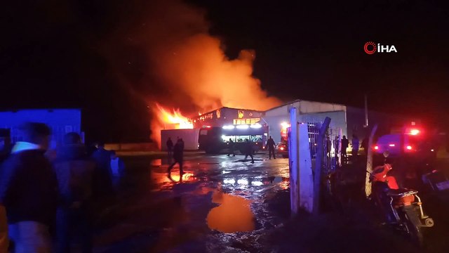 Bursa’daki karton fabrikası alev alev yanarak küle döndü