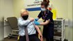 Boris Johnson recebe 1ª dose da vacina da AstraZeneca