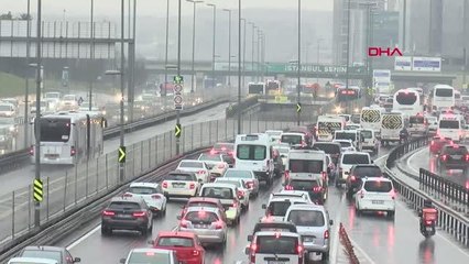 İSTANBUL'DA TRAFİK YOĞUNLUĞU YÜZDE 74'E ULAŞTI CEVİZLİBAĞ