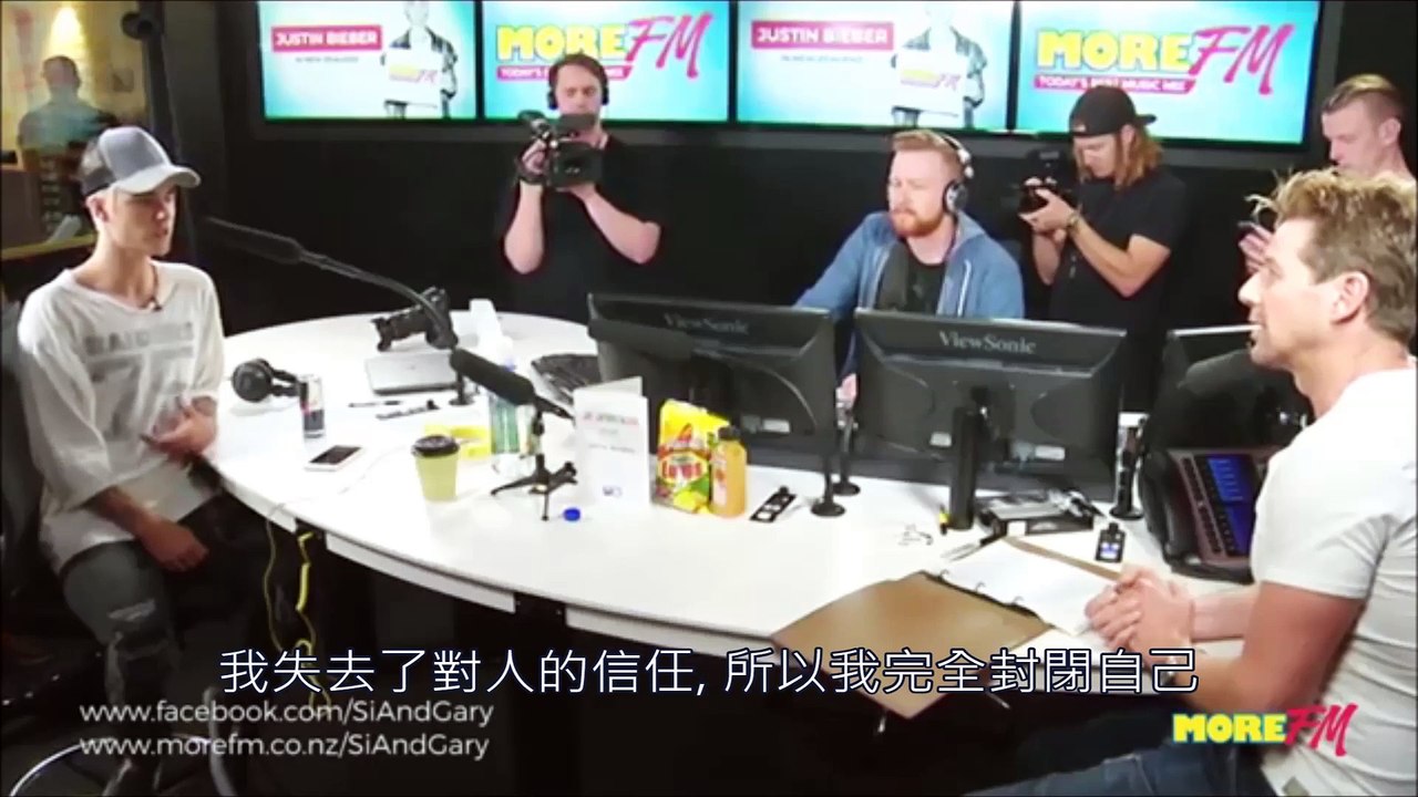 【字幕】Justin Bieber talks with More FM's Simon Barnett  2015.10