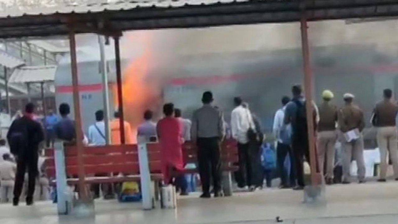 Ghaziabad: Fire breaks out at Shatabdi Express