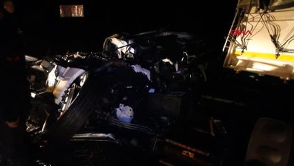 Son dakika haber... TIR şarampole devrildi, kupası ikiye bölündü 1'i ağır 2 yaralı