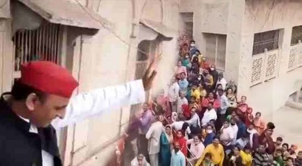 राधारानी के दर्शन करने पहुंचे अखिलेश यादव के सामने लगे मोदी-मोदी के नारे