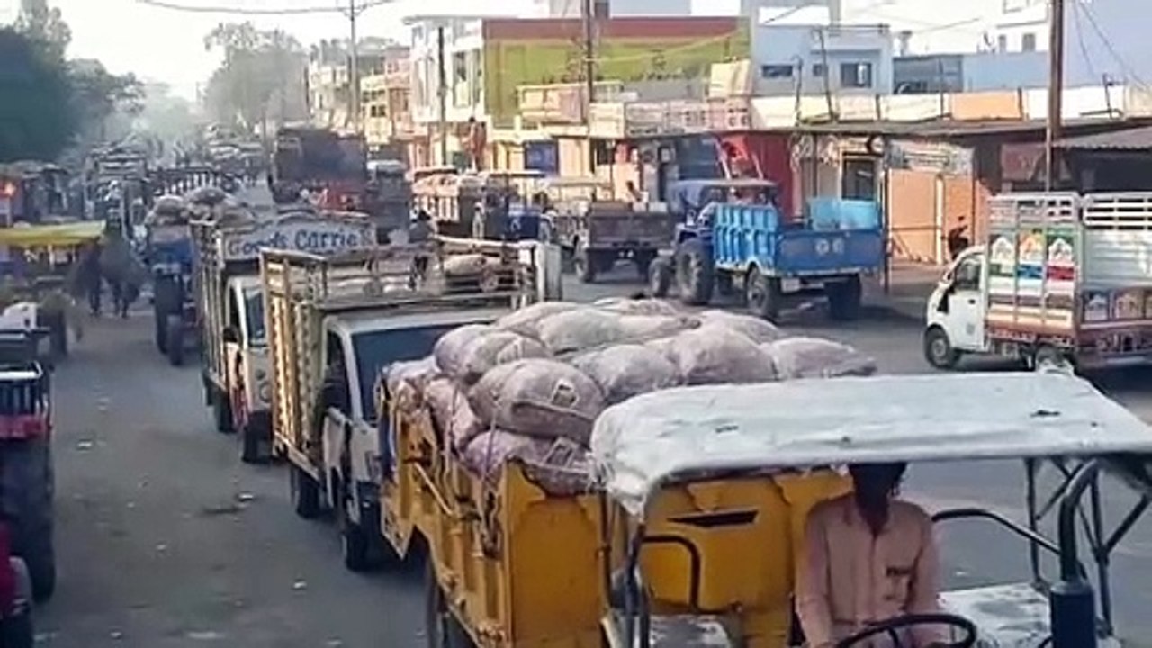 प्याज के दाम में गिरावट जारी, 15 रुपये तक आये भाव