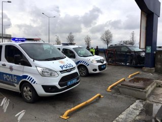 Direksiyon hakimiyetini kaybeden araç market deposuna girdi