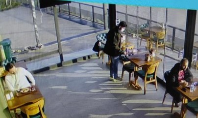 HASTANEYE KONTROLE GİDEN KİŞİ ÇANTA ÇALDI; O ANLAR KAMERADA