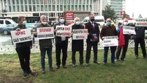 Gazi yakını olduğunu söyleyerek İmamoğlu'na tepki gösteren eski İSMEK çalışanı İBB önünde eylem yaptı