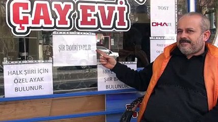 Camına 'Şiir tamir edilir' yazdığı çay ocağına gelen amatör şairlere yardımcı oluyor