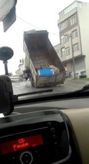 Yokuş yukarı giden kamyon, yükü ağır gelince şaha kalktı