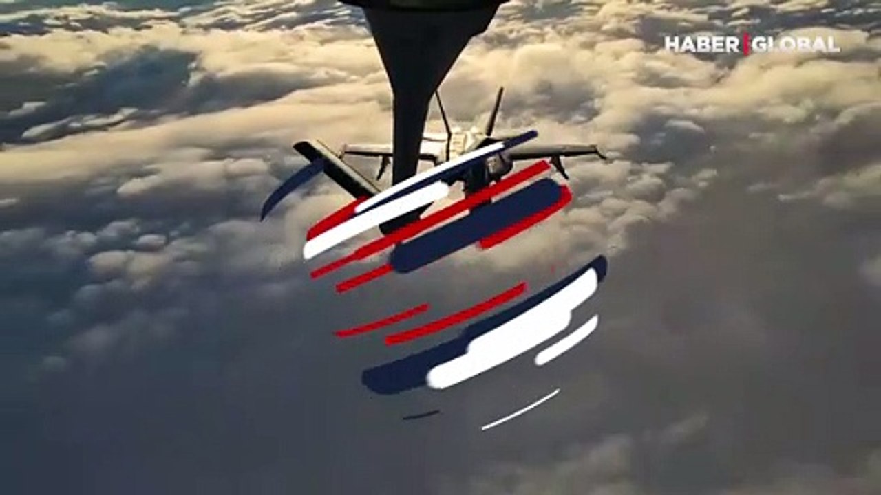 F-18 savaş uçaklarına havada yakıt ikmali