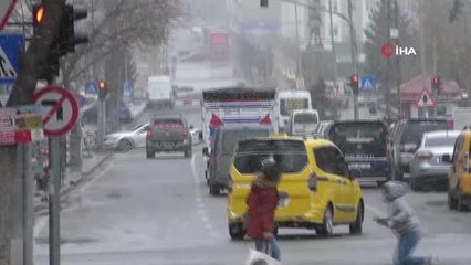 Kars'ta kar yağışı aralıklarla sürüyor