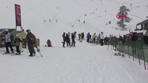 Kartalkaya'da kar yağışı altında kayak keyfi