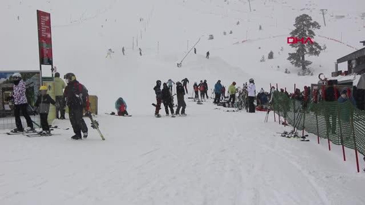 Kartalkaya'da kar yağışı altında kayak keyfi
