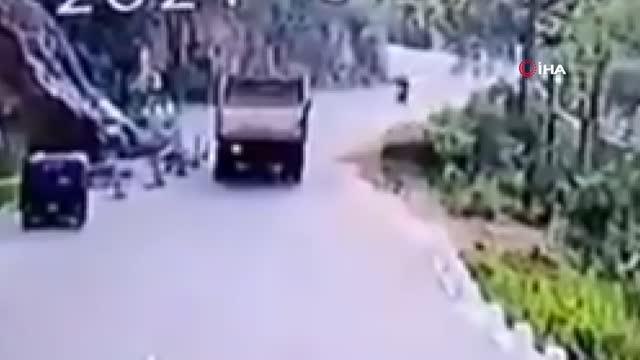 Son dakika haberleri | - Sri Lanka'da yolcu otobüsü uçuruma yuvarlandı: 14 ölü, 30 yaralı