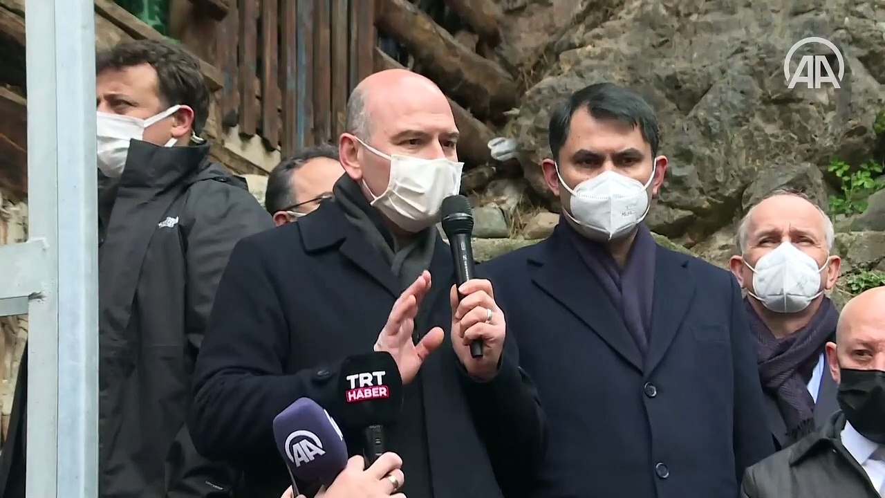 Bakanlar Soylu ve Kurum, çok sayıda evin yandığı Yusufeli ilçesi Dereiçi köyünde incelemelerde bulundu