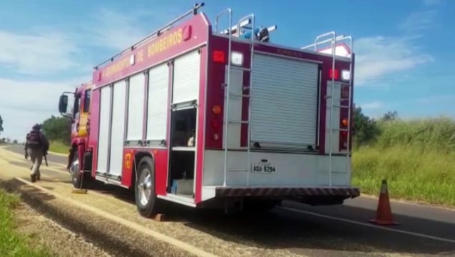 Caminhão carregado de soja derruba grãos na BR-467 e bombeiros fazem manutenção da pista