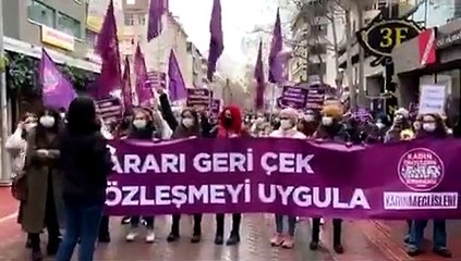 İstanbul Sözleşmesi'nin feshedilmesine tepki gösteren kadınlar,Kadıköy'de toplandı