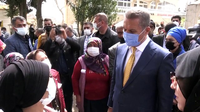 KİLİS - TDP Genel Başkanı Sarıgül, Kilis'te roket düşen alana karanfil bıraktı