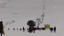 KAHRAMANMARAŞ - Yedikuyular Kayak Merkezi'nde ilkbaharda kayak keyfi