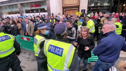 LONDRA - İngiltere’de aşı ve Kovid-19 önlemleri protestosunda gözaltılar (1)