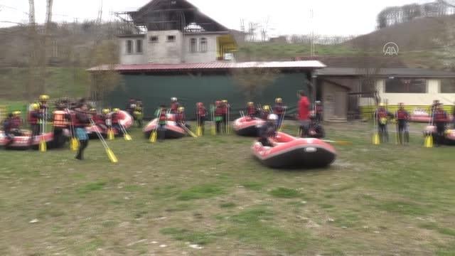 Macera tutkunları Melen Çayı'nda rafting yaparak adrenalin depoladı