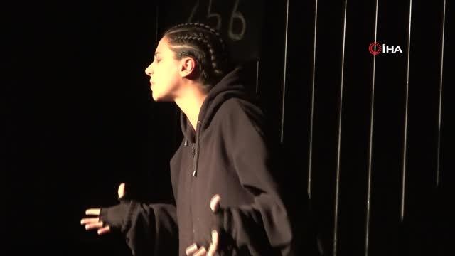 - Çıkış tiyatro oyununa yoğun ilgi