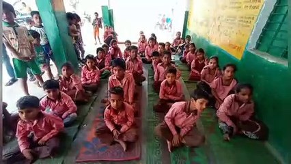 आपका साथ हेल्पलाइन फाउंडेशन ने शिक्षण सामिग्री का वितरण किया