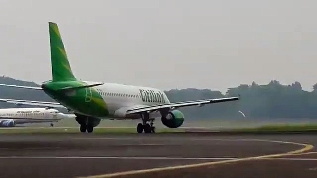 Un Boeing 737-400 de Trigana Air fait une violente sortie de piste à l'aéroport de Jakarta Halim - Pas de blessés mais de gros dégâts matériels