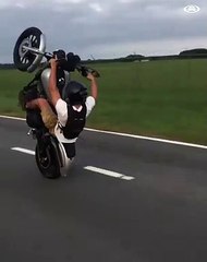 Ce motard maitrise son bolide comme un chef... enfin presque