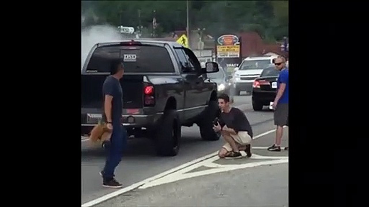 Ce conducteur fait une blague cruelle à un photographe... Pas sympa