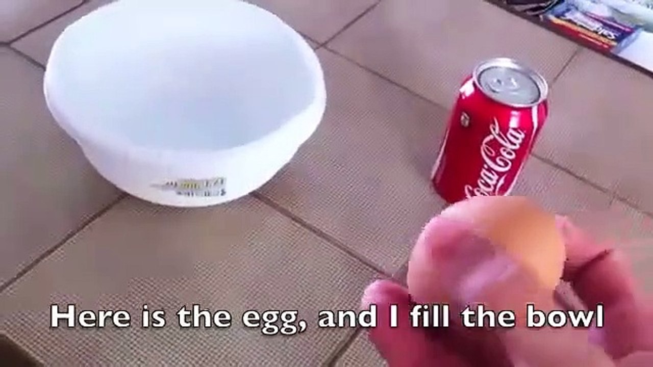 Il met un oeuf dans du Coca-Cola pendant 1 an,...