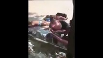 Allongée sur la plage cette femme va avoir une drôle de surprise