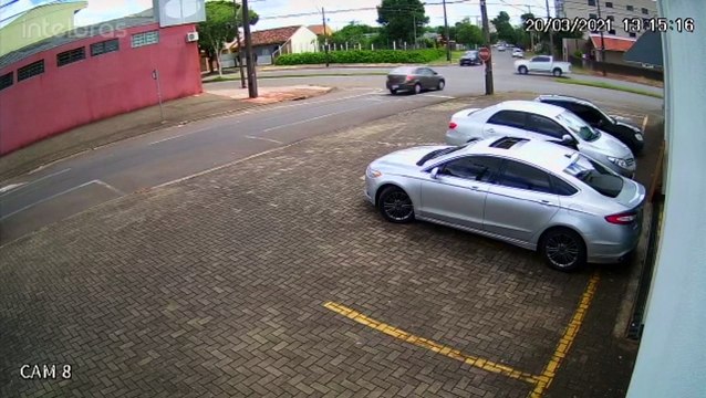 Câmera registra acidente na Av. Rocha Pombo, em Cascavel