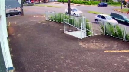 Câmera registra acidente na Avenida Rocha Pombo, em Cascavel