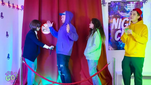 HOW TO SNEAK CANDIES INTO CLUB! Cool Food Hacks by 123 Go! LIVE