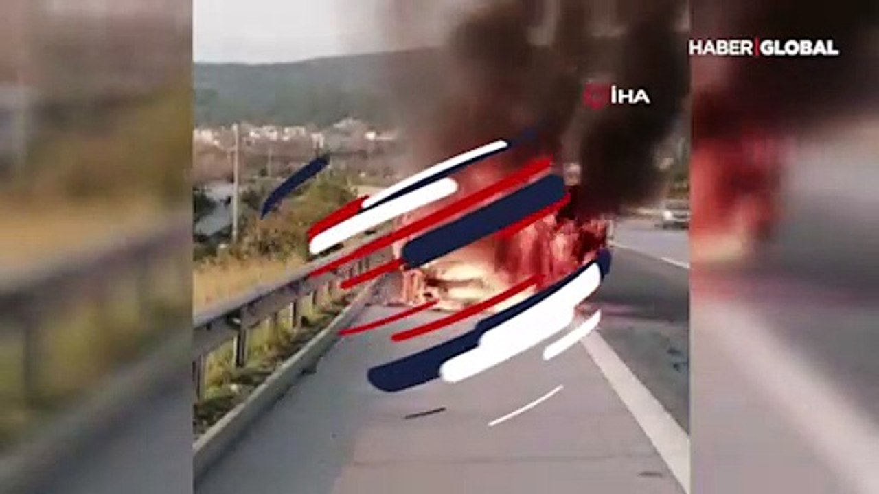 Otobanda alev alev yanan araçtan canlarını zor kurtardılar