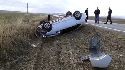 KONYA - Devrilen otomobildeki anne ve iki çocuğu yaralandı