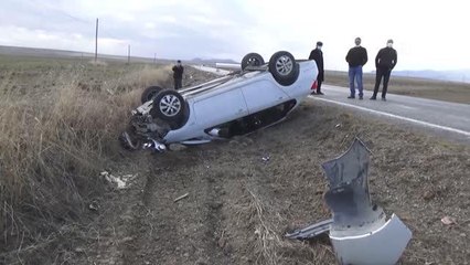 Devrilen otomobildeki anne ve iki çocuğu yaralandı